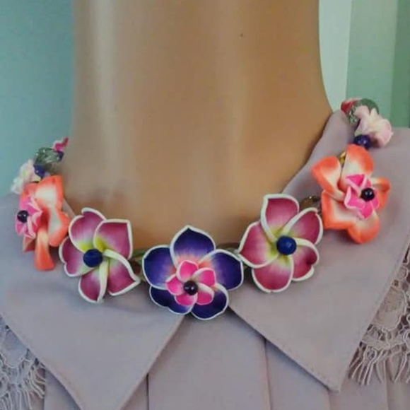 PLUMERIA FLOWER NECKLACE AND EARRINGS SET. - Picture 3 of 8